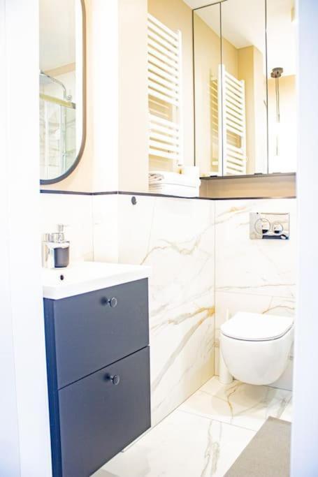 Central Apartment With Balcony And Views, Old Town, Metro Warsaw Luaran gambar