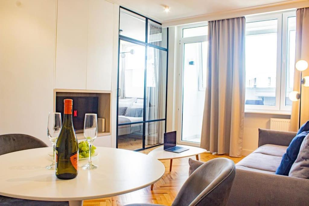 Central Apartment With Balcony And Views, Old Town, Metro Warsaw Luaran gambar