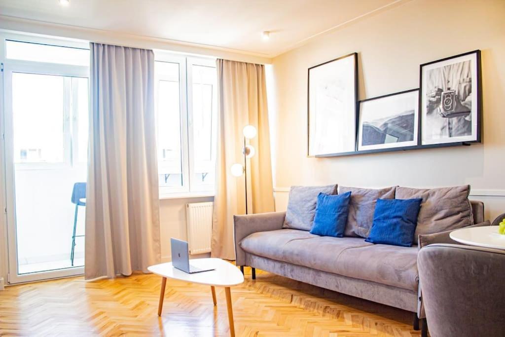 Central Apartment With Balcony And Views, Old Town, Metro Warsaw Luaran gambar